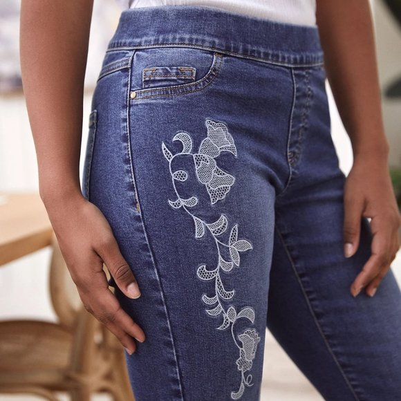 Laura PETITES size 0 floral embroidered jeans NWT - Picture 1 of 7